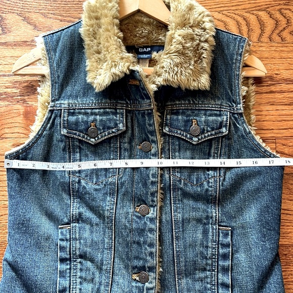 Gap Denim Trucker Faux Fur Lined Vest - Picture 5 of 7